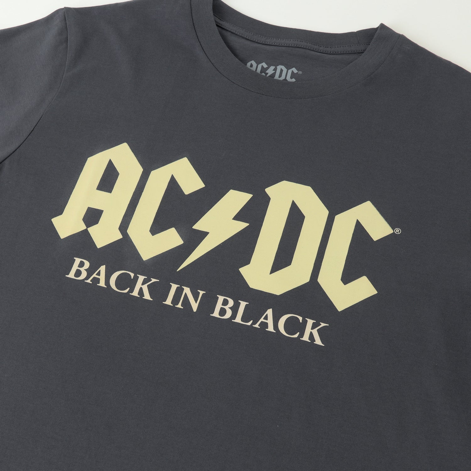 Polera Manga Corta Hombre Back And Black Gris AC/DC