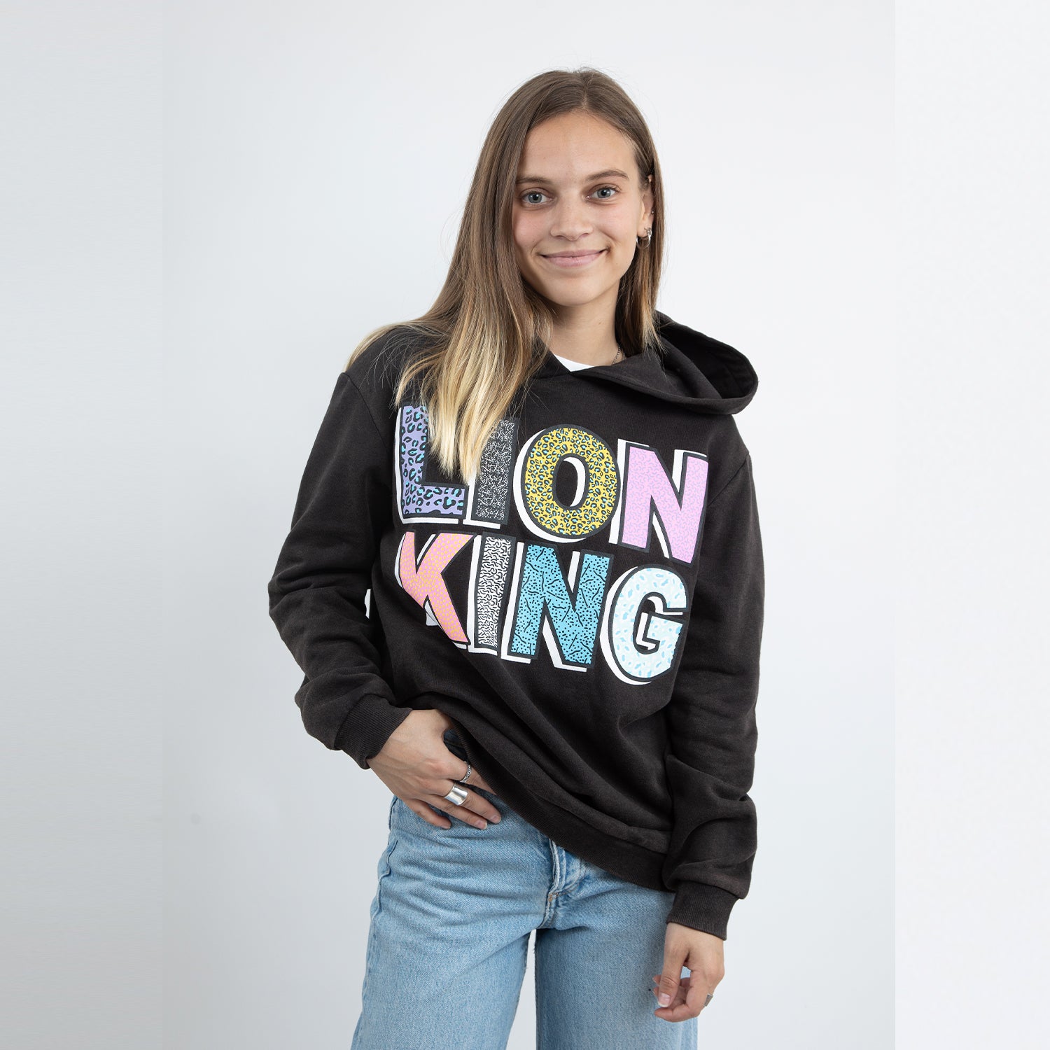 Polerón Mujer Rey León Letras Lavado Negro Disney