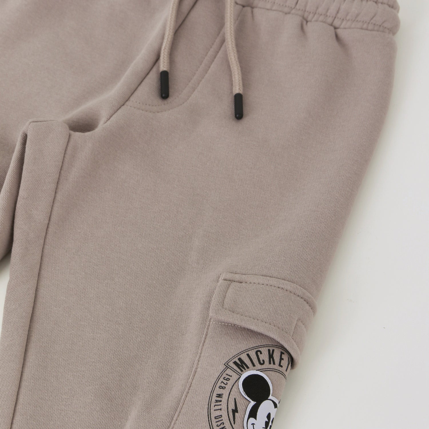 Pantalón de Buzo Niño Bolsillos Laterales Mickey Café Disney - Pantalones Chile | The Brands Club cl