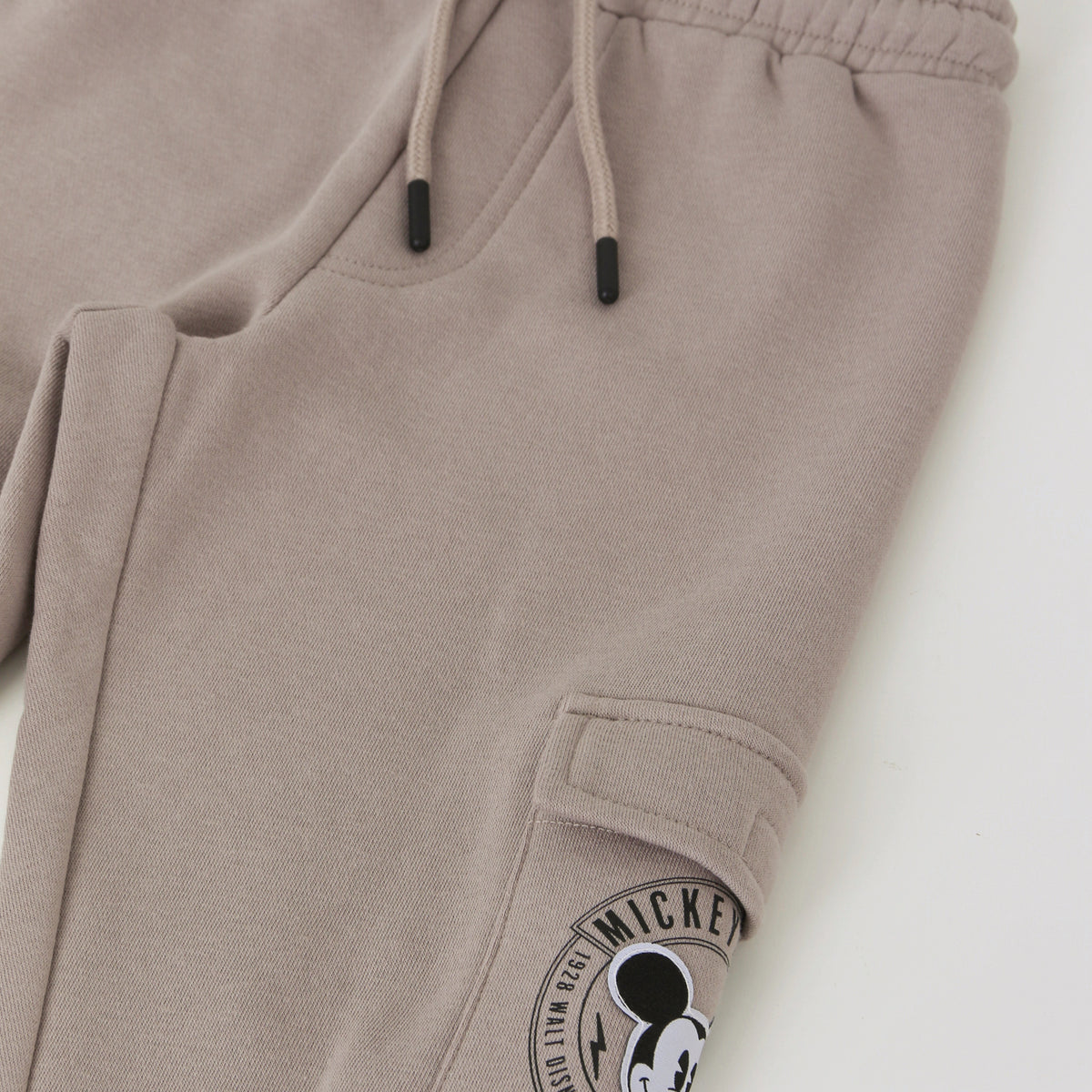 Pantalón de Buzo Niño Bolsillos Laterales Mickey Café Disney - Pantalones Chile | The Brands Club cl