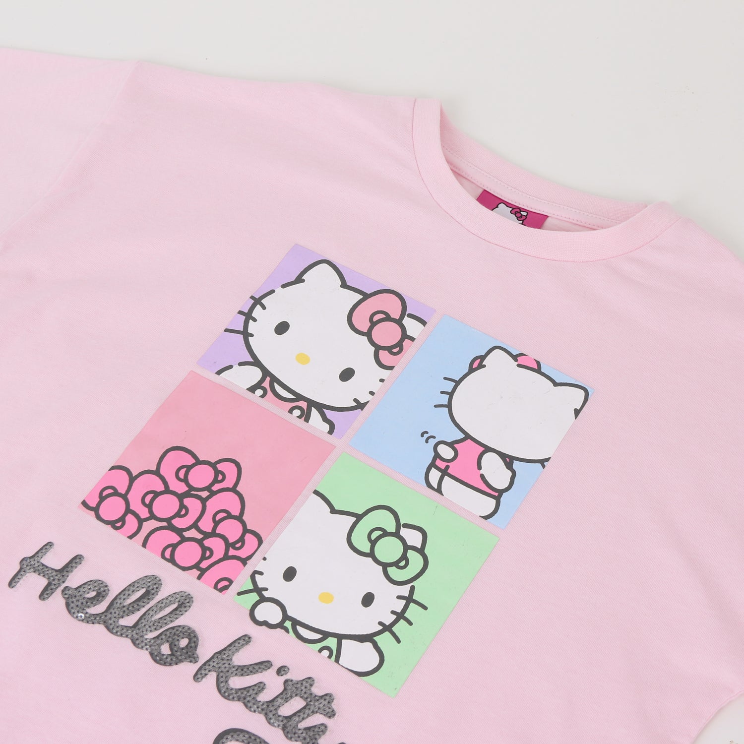 Polera Manga Larga Niña Diseño Mosaico Rosado Hello Kitty - Poleras Chile | The Brands Club cl