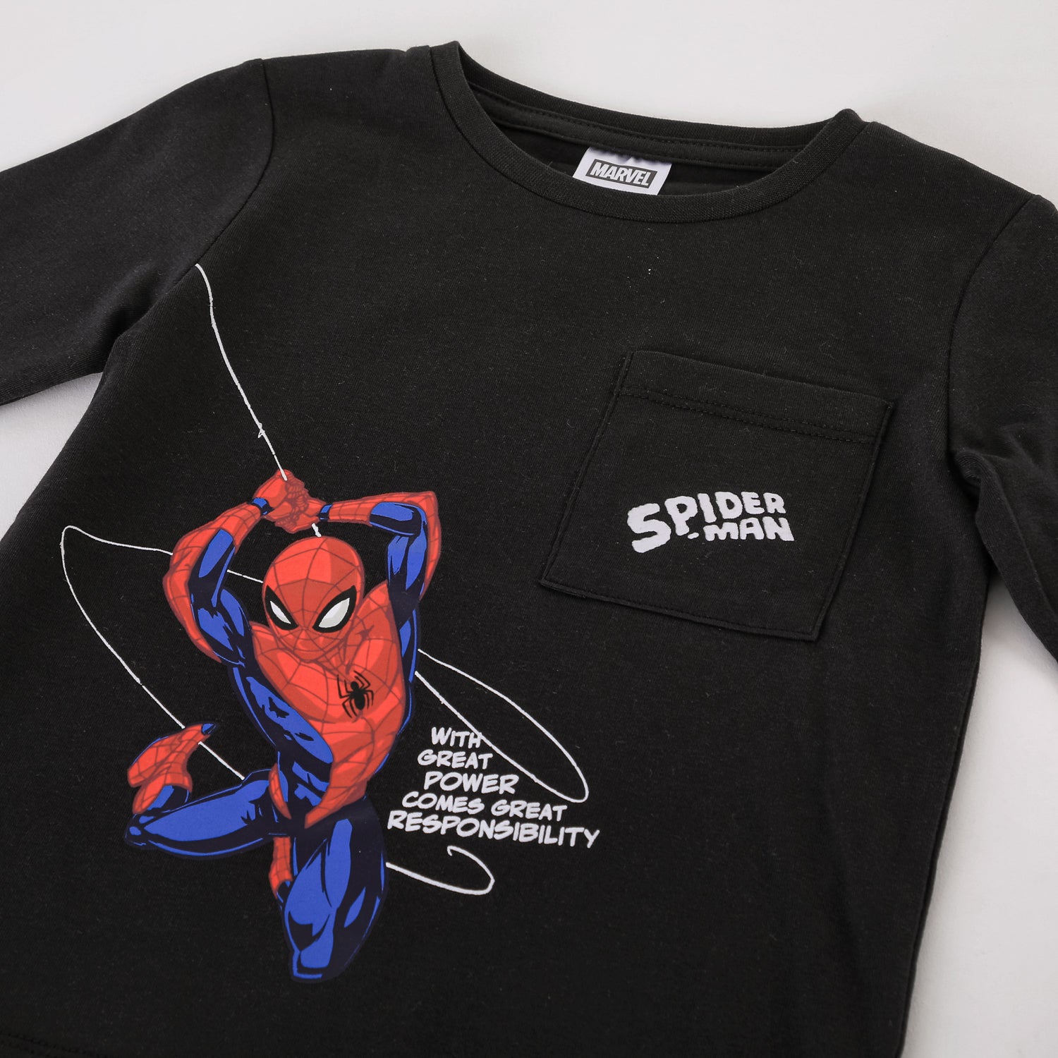 Polera Manga Larga Niño Bolsillo Negro Marvel